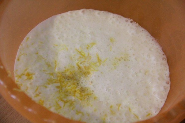 Пышные оладьи на кефире без яиц. Я часто пеку своим домочадцам всевозможные оладушки. Им особенно ... - 3