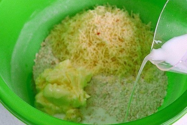 Овсяные палочки с сыром.Улетают мгновенно!Ингредиенты:- 1 стакан овсяных хлопьев- 1/2 стакана муки- ... - 4