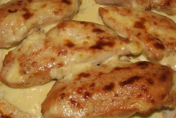 Куриная грудка запеченная в кефире.Ингредиенты:куриная грудка 500гр;кефир 1% 250мл;зубчик чеснока ...