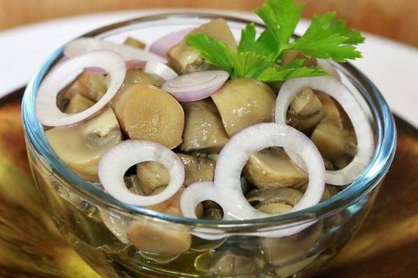 Вкусные маринованные шампиньоны на скорую руку.ИНГРЕДИЕНТЫ:шампиньоны 500 гуксус 2 ст.л.сахар 1 ...