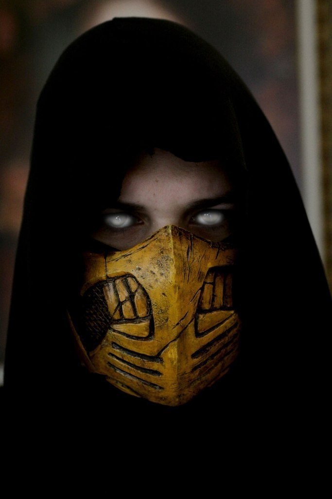 Scorpion Mortal Kombat Mask. В капюшоне и маске. Человек в маске и капюшоне.