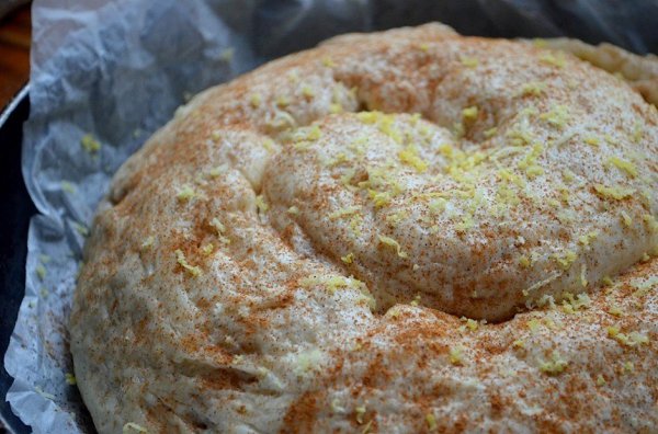 Крученый пирог с яблоками и лимонной цедрой.Ингредиенты:Тесто дрожжевое — 350 гЯблоки (тушеные) — ... - 4