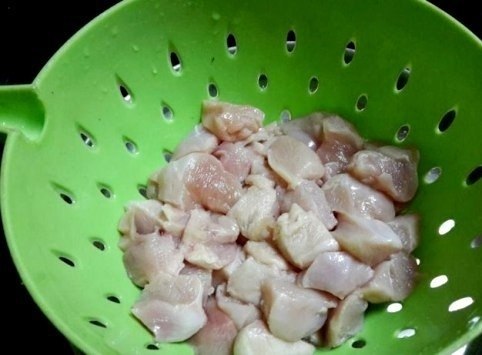 Куриный попкорн.Куриное филе — 500 гр.Сметана — 1 ст. л.Кукурузный крахмал — 3 ст. л.Имбирная паста ... - 2