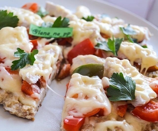 Быстрая и вкусная ПП-пицца.Ингредиенты:Основа:Овсяные хлопья 80 г (брала Нордик)Яйцо 1 штКефир 150 ...