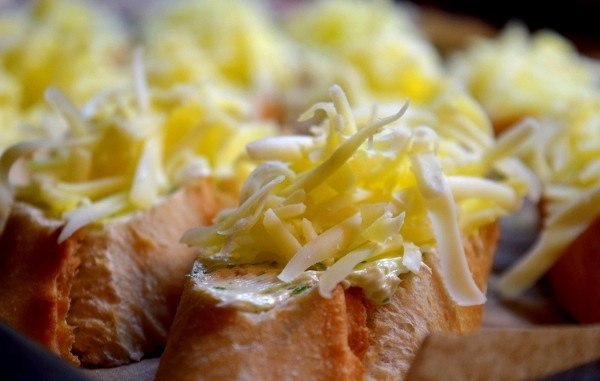 Бутерброды с чесноком и сыром. Хрустящие кусочки багета смазанные ароматным сливочным маслом (с ... - 4