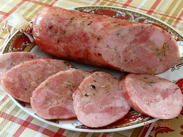 Колбаса варено-рубленная приготовленная в домашних условиях. Для приготовления понадобится: ...