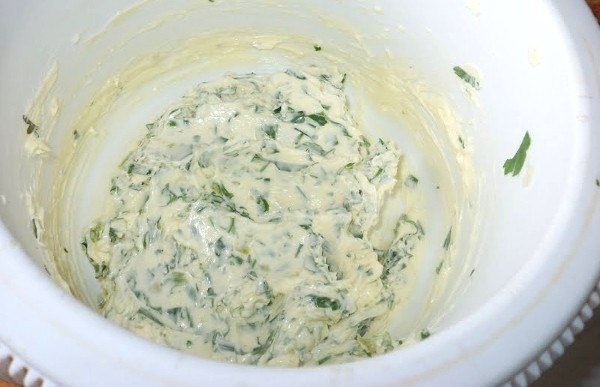 Бутерброды с чесноком и сыром. Хрустящие кусочки багета смазанные ароматным сливочным маслом (с ... - 3
