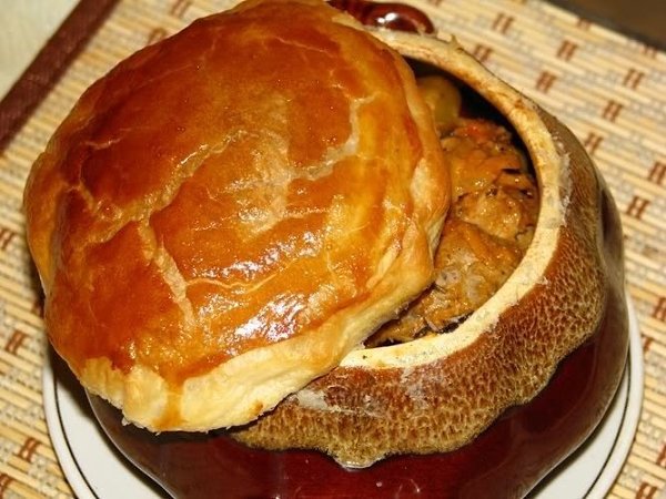 Жаркое в горшочках. 1 слой мясо говядины 2 слой слой картошка кубиками 3 слой лук репчатый 4 слой ...