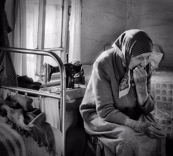 В не раз уже заштопанном халате.Из яркого цветного волокнаВ больничной переполненной палатеСтоит ...