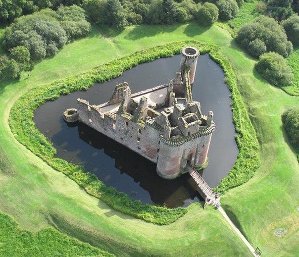 a Caerlaverock, a.