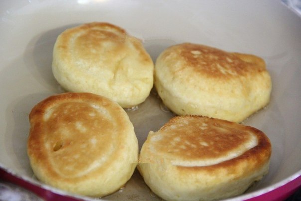 Пышные оладьи на кефире без яиц. Я часто пеку своим домочадцам всевозможные оладушки. Им особенно ... - 6