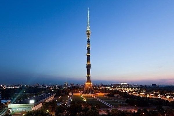 Блохи прыгают на высоту в 200 раз превышающую их размеры, это примерно если человек смог бы ...