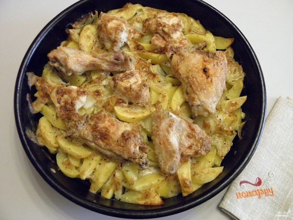 Картошка с курицей в духовке под соусом.Ингредиенты:Курица — 0,5 ШтукиКартофель — 600 ГраммЛук — 1 ... - 10