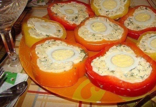 Перец с сырной начинкой и яйцом.Ингредиенты:3 болгарских перца300гр. твердого сыраМайонез3 вареных ...