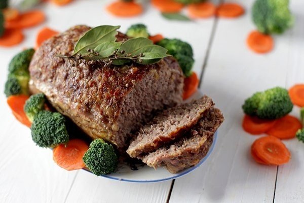 Митлоф (мясной хлеб).Ингредиенты:Cвиной фарш — 450 гГовяжий фарш — 450 гБульон — 100 млЯйца куриные ... - 6