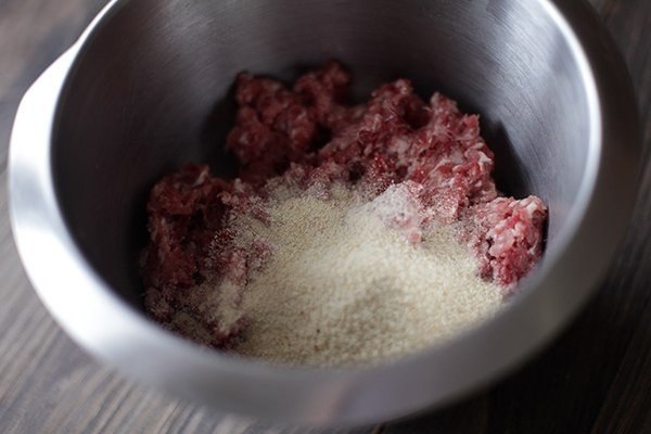Митлоф (мясной хлеб).Ингредиенты:Cвиной фарш — 450 гГовяжий фарш — 450 гБульон — 100 млЯйца куриные ... - 3
