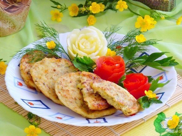 Кабачковые оладьи с сыром.Ингредиенты:Кабачки — 200 гСыр твердый — 100 гМука — 3 ст. л.Укроп — по ...