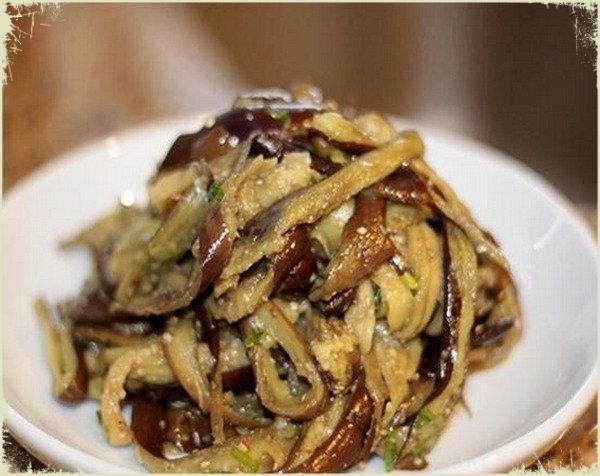 Баклажанный салат по-корейски.550 г баклажанов1 перо зеленого лука, шинкуем на кольца1 ст. л. ...
