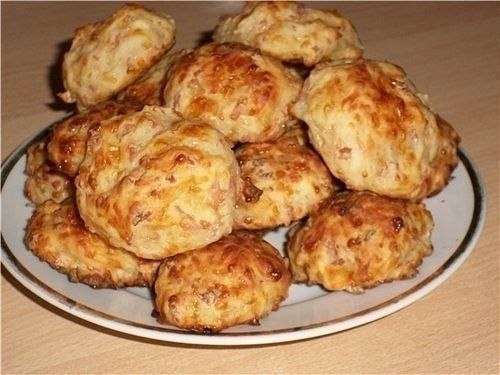 Сырная закуска.Ингредиенты:- 200 г муки- 200мл молока- 150 г сыра- 100 г колбасы- 1ч.л. ...
