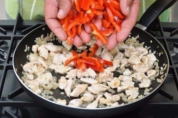 Куриное филе в сливках с перцем.Ингредиенты:Петрушка — 2 веточки Масло сливочное — 20 г Лук репчатый ... - 7