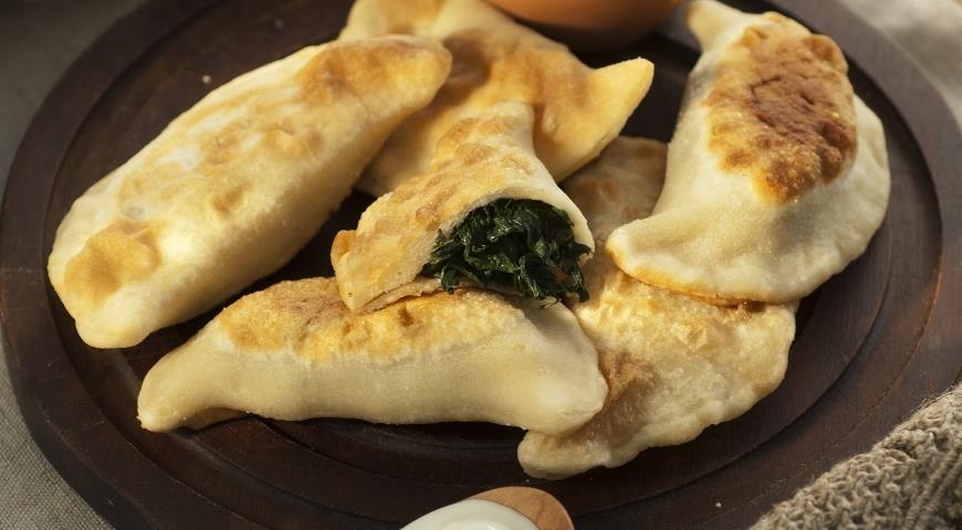 Пирожки с зеленью.ИНГРЕДИЕНТЫДля начинки:1 кг огородной зелени0,5 стакана оливкового маслаоливковое ...