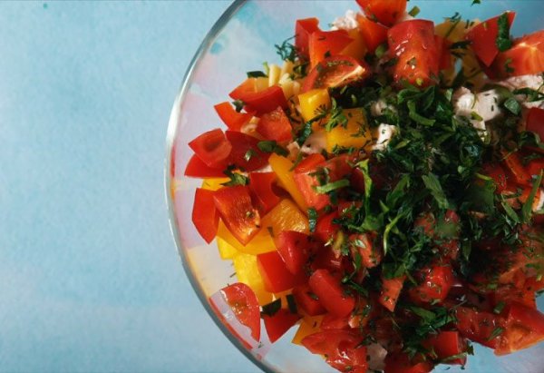 Салат с курицей и пастой.Ингредиенты:Отварная паста - 100 г Куриное филе (отварное) - 50 гПомидор - ...