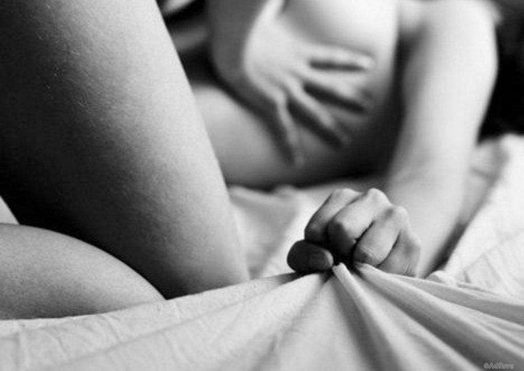 Грань между сном и явью —.Место для встреч с тобою.Я тобой душу плавлю,В сны прорастаю лозою.Кожи ...