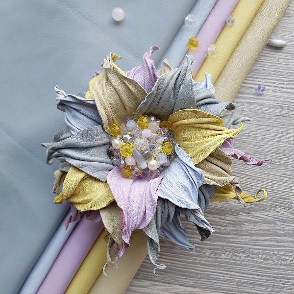 #украшение@fan_handmade.Брошь создана из кожи. Цветок дополнен камушками - розовый кварц, кварц, ... - 5