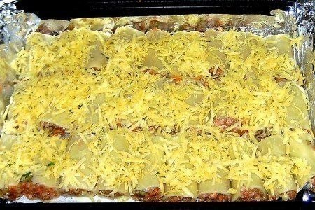 Фаршированные каннеллони, запеченные с сыром.Ингредиенты:- Каннеллони - 1 упаковка (400 грамм);- ... - 7