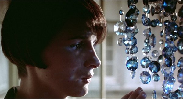 Три цвета: Синий / Trois couleurs: Bleu (1993).Режиссер: Кшиштоф Кесьлёвский Красивый фильм о том, ...