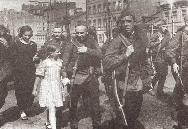 Ленинград. Проводы бойцов армии народного ополчения. 10 июля 1941 г. Фотограф А. Михайлов