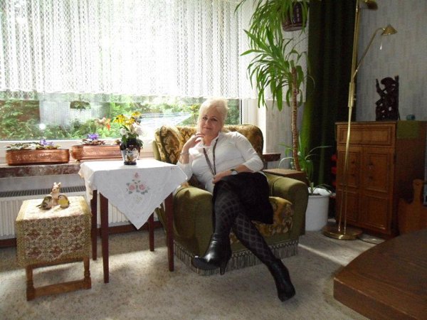 Мы женщины и в старости то разные –.Одна – любовью, внуками, живёт.Другая, до сих пор чего-то ...