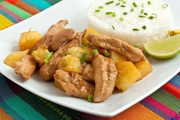 Курица карри с ананасами.около 200 кк/100 грИгредиенты:1 куриная грудка молодой лук - 4 шт 250 гр ...