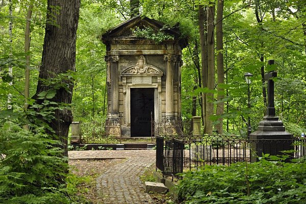 5 знаменитых некрополей Петербурга. 1. Комаровский некрополь На кладбище, к которому ведет дорога от ...