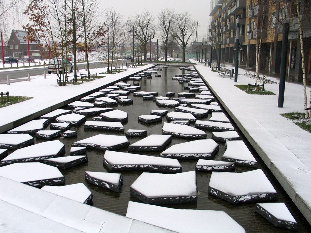 Улица треснувших камней, Энсхеде (Голландия).Roombeek торговая улица в центре голландского города ...