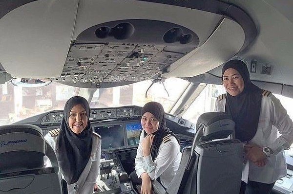 Авиакомпания Royal Brunei Airlines представила первый в истории 100% женский экипаж Дримлайнера 787.