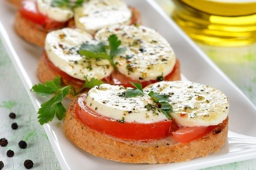Бутерброды с курицей и моцареллой.Горячие бутерброды быстро утолят голод, их можно подать на ...