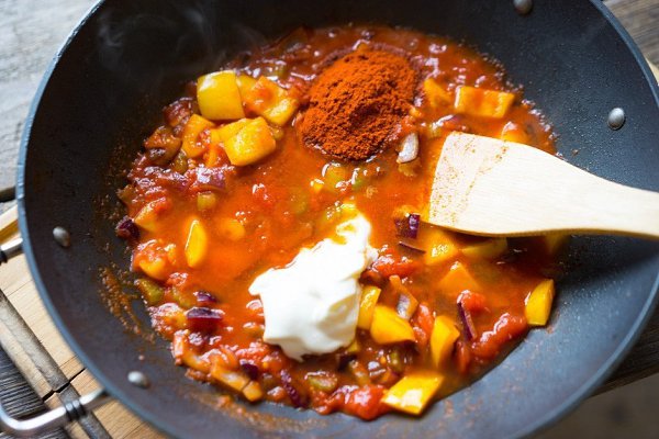 Паприкаш с мясом и ньокками.Ингредиенты:Мясо — 500 гСельдерей — 2 стебляЛук репчатый — 1 шт.Чеснок — ... - 8