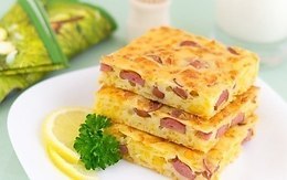 Пирог с сыром и сосисками на завтрак.Ингредиенты:- 250 мл кефира- 150 г муки- 2 яйца- 200 г сыра- ...