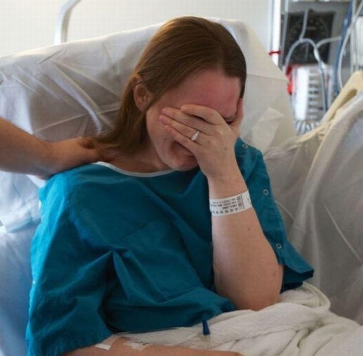 Беременна от свекра. Встреча со свекровью. Свекровь и невестка семейные истории. Сонник к чему снится покойник. Женщина свекром.