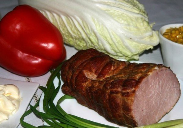 Салат из пекинской капусты. Ингредиенты: пекинская капуста - 400 г ветчина - 200 г болгарский перец ... - 2
