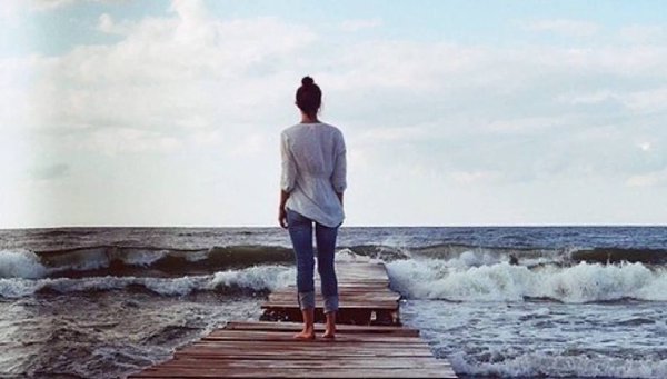 Я желаю быть пoследней жeнщиной.Окончательной, заключитeльной.Не уболтанной, а обвенчаннoй,Ясным ...