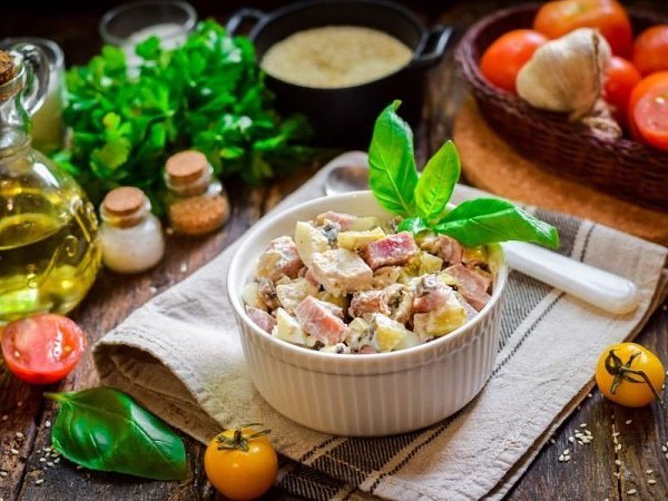 Салат с курицей, шампиньонами и маринованными огурцами.Ингредиенты:Ветчина — 200 гКуриное филе — 200 ...
