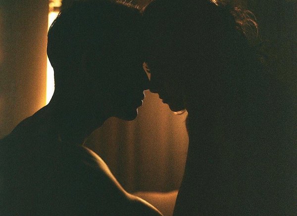 «Я хочу быть одна, но с тобой».Сильно Французская журналистка написала пронзительное эссе об ...