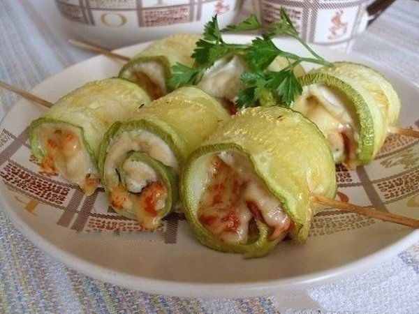 Суперские рулетики из кабачков с куриным мясом. Ингредиенты: -молодые кабачки (или цуккини) - 2 шт.; ...