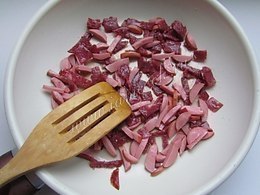 Солянка с колбасой и курицей.Ингредиенты:Куриная грудка - 350-400 граммов колбаса копченая - 200 ... - 4