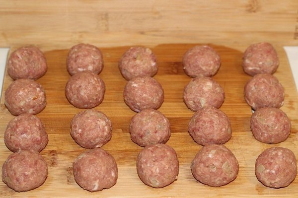 Шведские фрикадельки.Ингредиенты:Фарш мясной (свинина+говядина) — 400 гЛук репчатый — 1 шт.Молоко — ... - 3