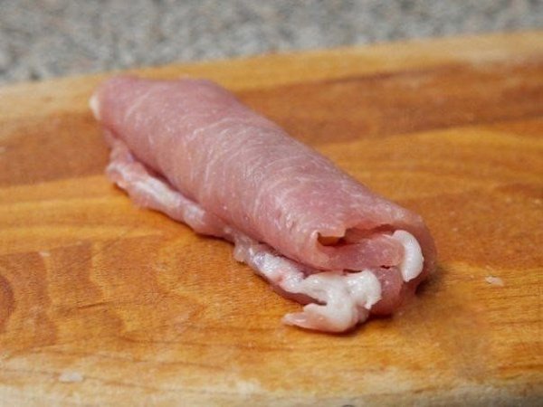 Рулетики мясные к праздничному столу. Ингредиенты: Свиное филе - 700 г. Грибы - 500 г. Лук репчатый ... - 5