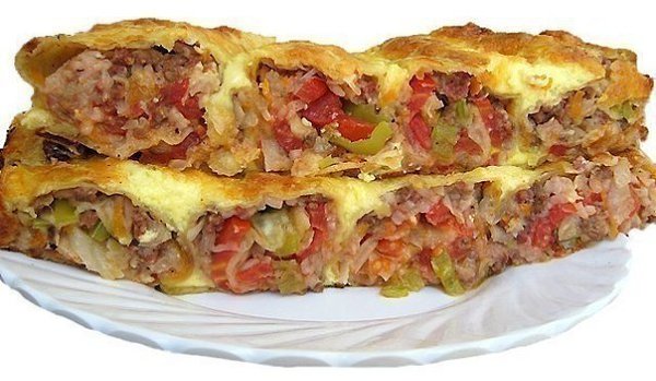 Запеканка в лаваше.Это простое, быстрое и вкусное блюдо.1. Обжарить фарш с луком.2. На листы лаваша ...