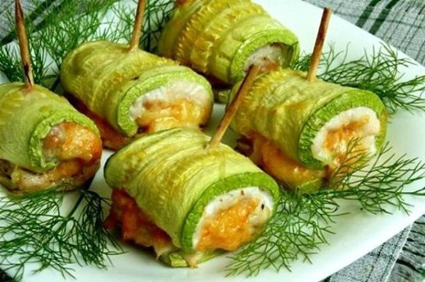 Закусочные кабачковые рулетики — летний хит.Потребуется:Курица (филе) — 1 шт.Кабачки молодые — 2 ...